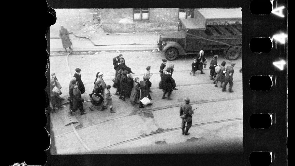Potají fotil likvidaci varšavského ghetta. Snímky objevili po 80 letech